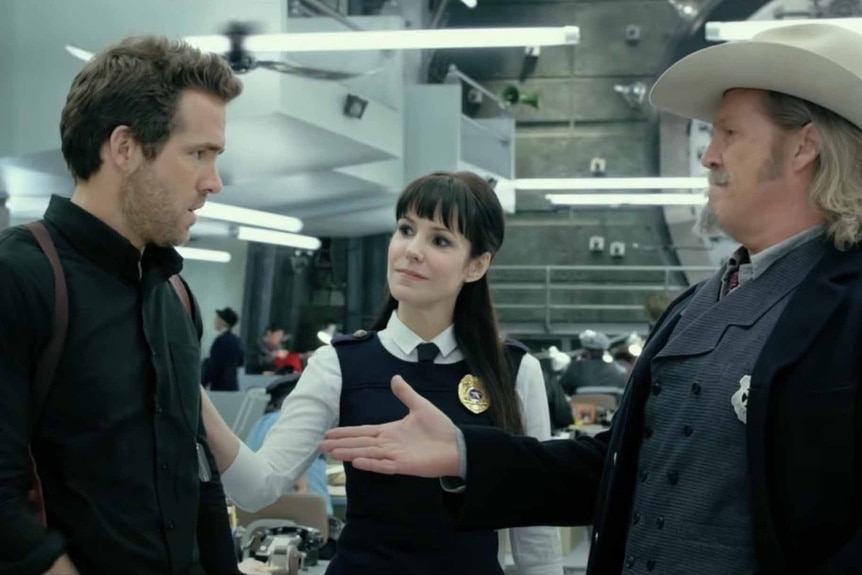 Proctor (Mary-Louise Parker) watches Roicephus (Jeff Bridges) extend a hand to Nick Walker (Ryan Reynolds) in R.I.P.D. (2013).