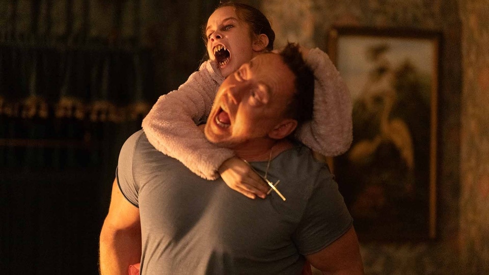 Abigail (Alisha Weir) climbs and attacks Peter (Kevin Durand) in Abigail (2024).